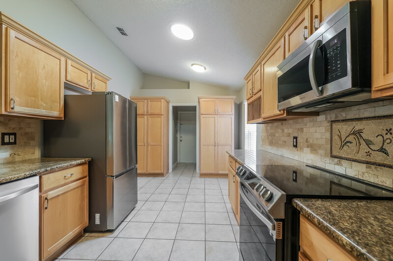 2,340/Mo, 128 Oak View Pl Sanford, FL 32773 Kitchen View