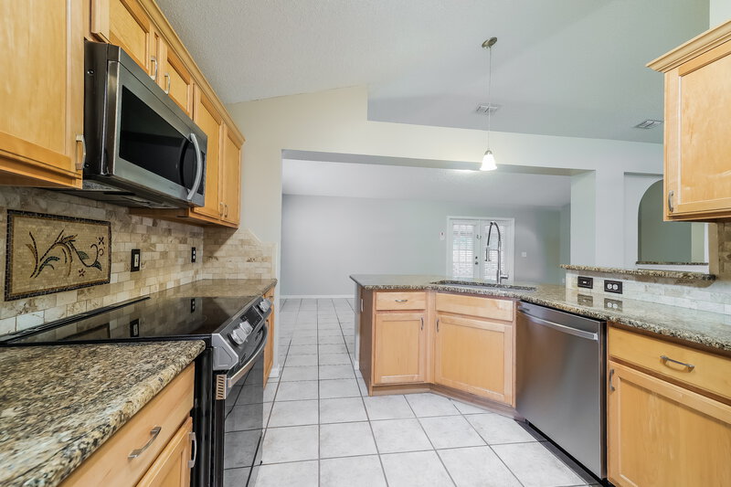 2,340/Mo, 128 Oak View Pl Sanford, FL 32773 Kitchen View 2