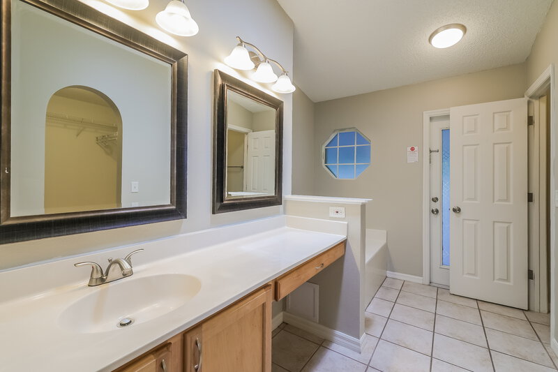 2,340/Mo, 128 Oak View Pl Sanford, FL 32773 Main Bathroom View