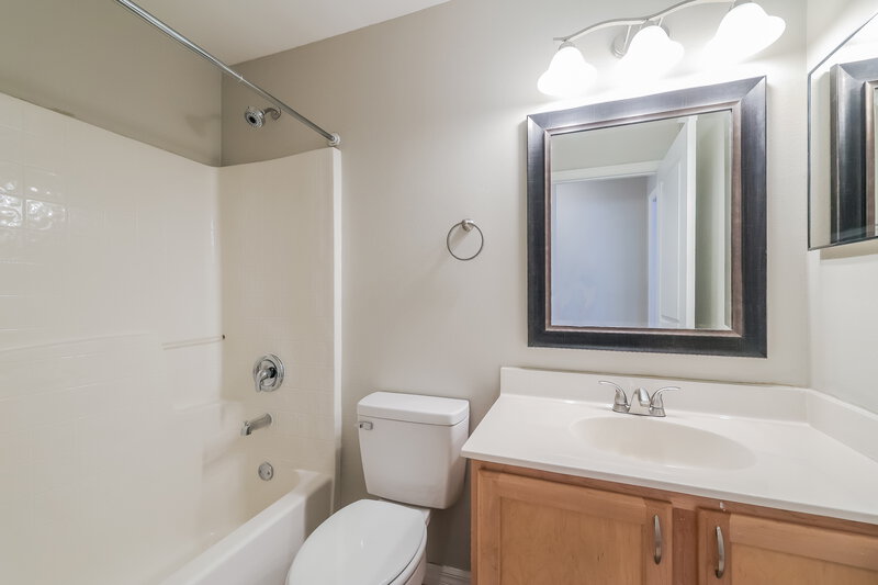 2,340/Mo, 128 Oak View Pl Sanford, FL 32773 Bathroom View