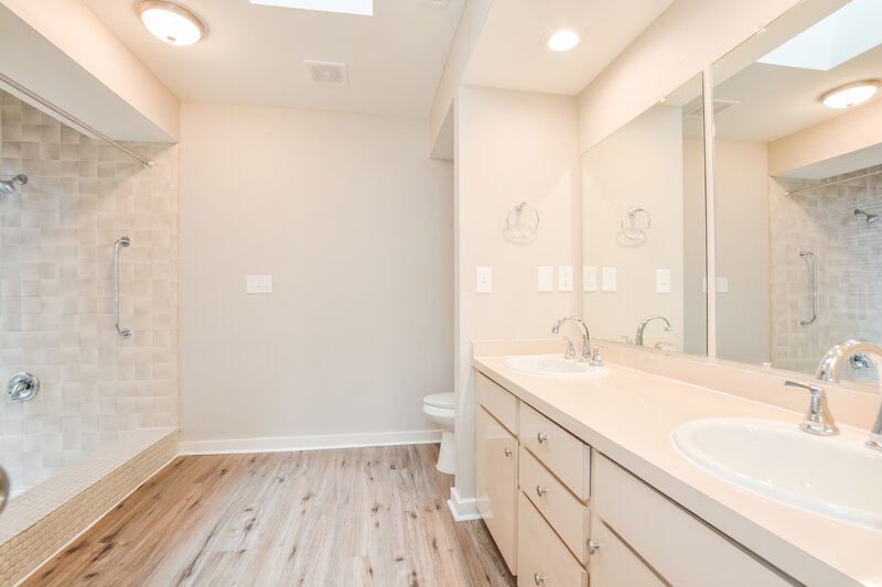 2,585/Mo, 277 Kerry Ct Altamonte Springs, FL 32714 Main Bathroom View