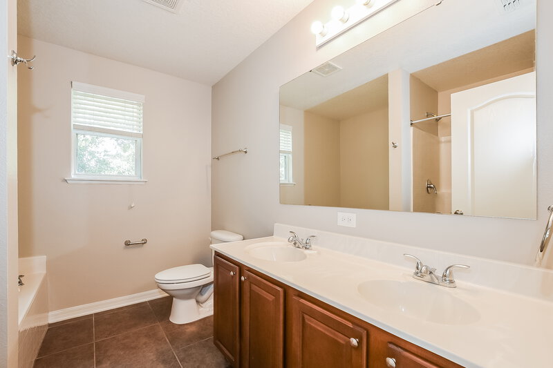 2,130/Mo, 7545 Sloewood Dr Leesburg, FL 34748 Main Bathroom View