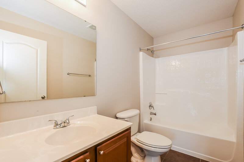 2,130/Mo, 7545 Sloewood Dr Leesburg, FL 34748 Bathroom View