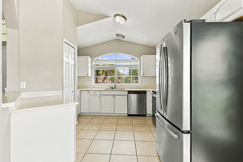 2,635/Mo, 1962 Lady Elisabeth Ave Orlando, FL 32826 Kitchen View