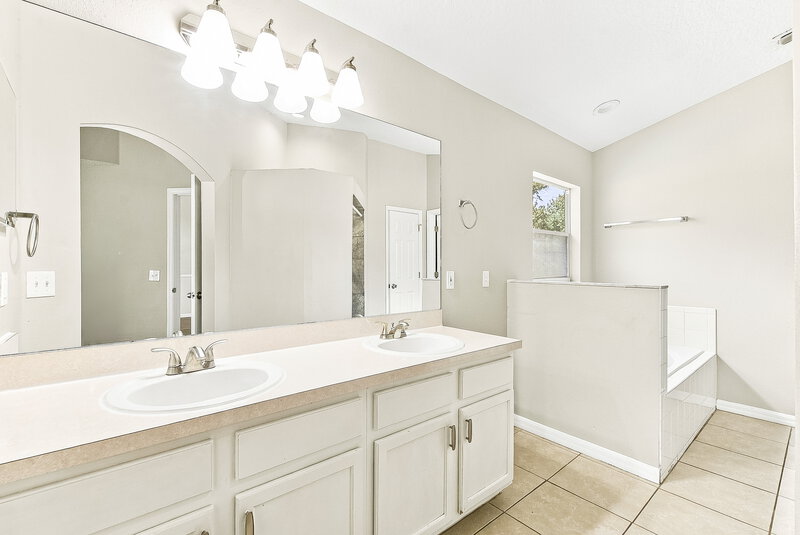 2,635/Mo, 1962 Lady Elisabeth Ave Orlando, FL 32826 Primary Bathroom View
