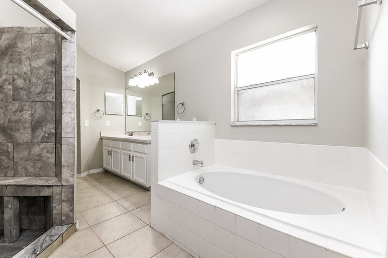 2,660/Mo, 1962 Lady Elisabeth Ave Orlando, FL 32826 Main Bathroom View