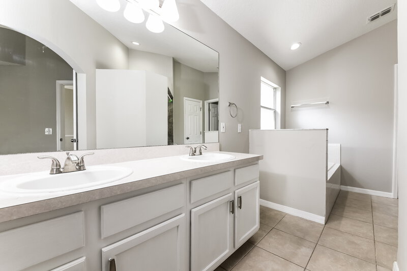 2,660/Mo, 1962 Lady Elisabeth Ave Orlando, FL 32826 Main Bathroom View 2