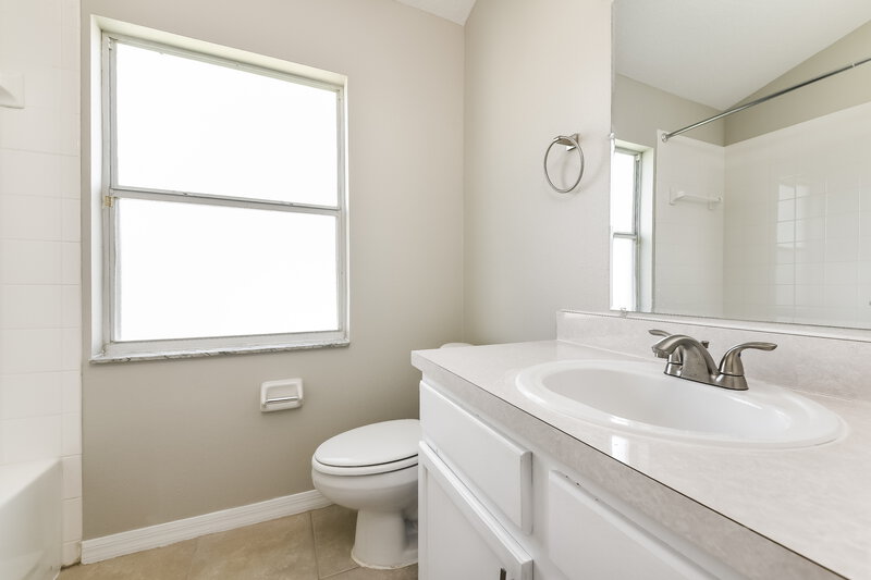 2,660/Mo, 1962 Lady Elisabeth Ave Orlando, FL 32826 Bathroom View