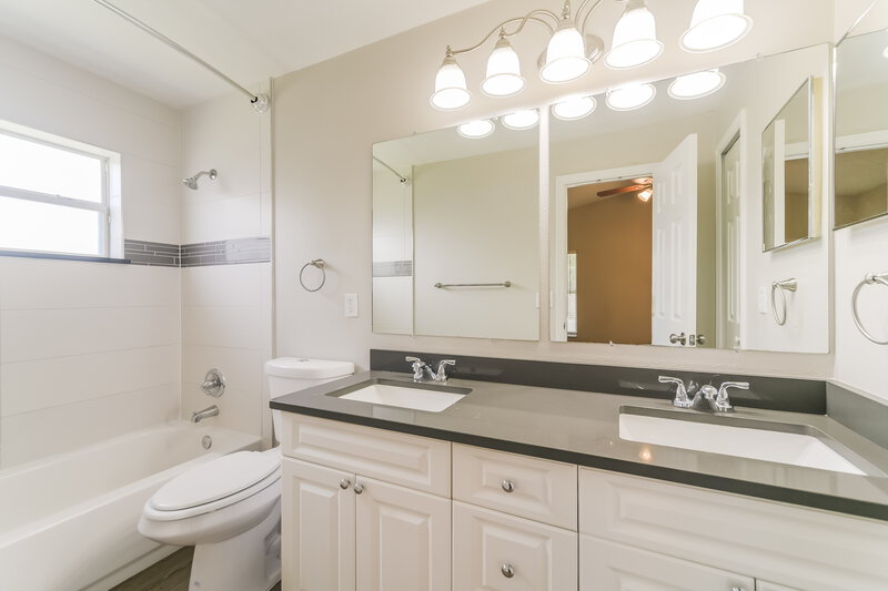 2,495/Mo, 10452 Coconut Grove Ln Orlando, FL 32825 Main Bathroom View