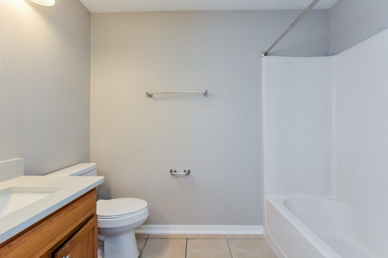 1,665/Mo, 421 Eagle Dr Poinciana, FL 34759 Main Bathroom View