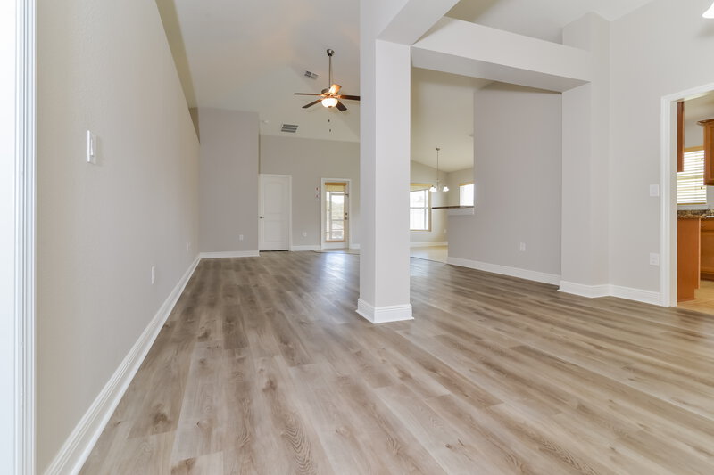 3,050/Mo, 905 Chestnut Dr Fruitland Park, FL 34731 Living Room View
