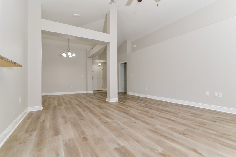 3,050/Mo, 905 Chestnut Dr Fruitland Park, FL 34731 Living Room View 2