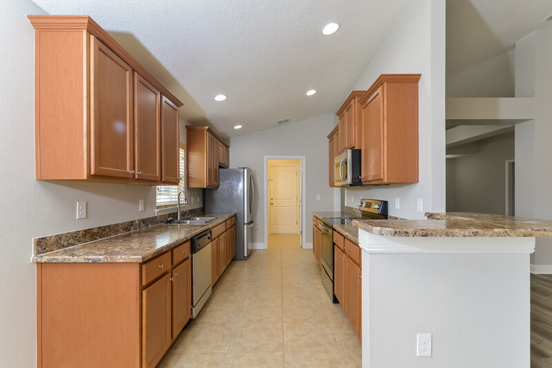 3,050/Mo, 905 Chestnut Dr Fruitland Park, FL 34731 Kitchen View