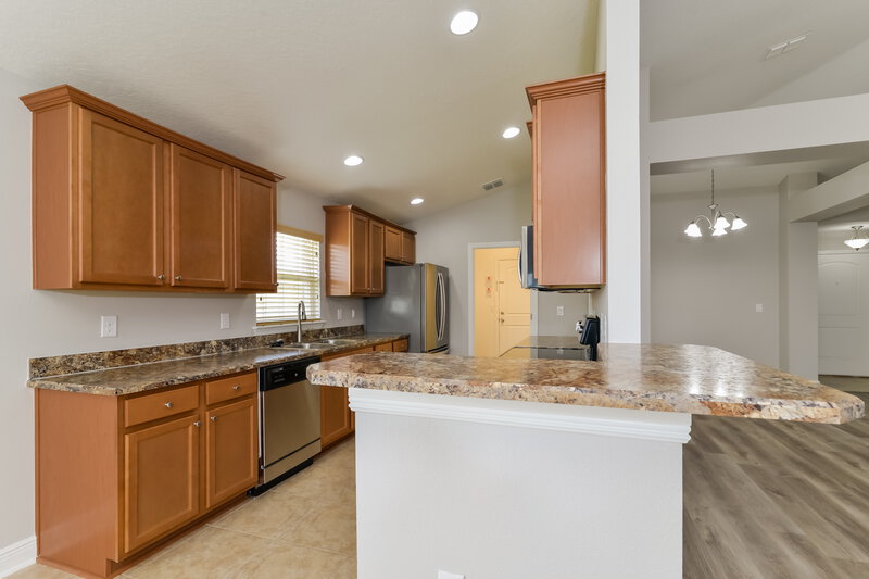 3,050/Mo, 905 Chestnut Dr Fruitland Park, FL 34731 Kitchen View 2