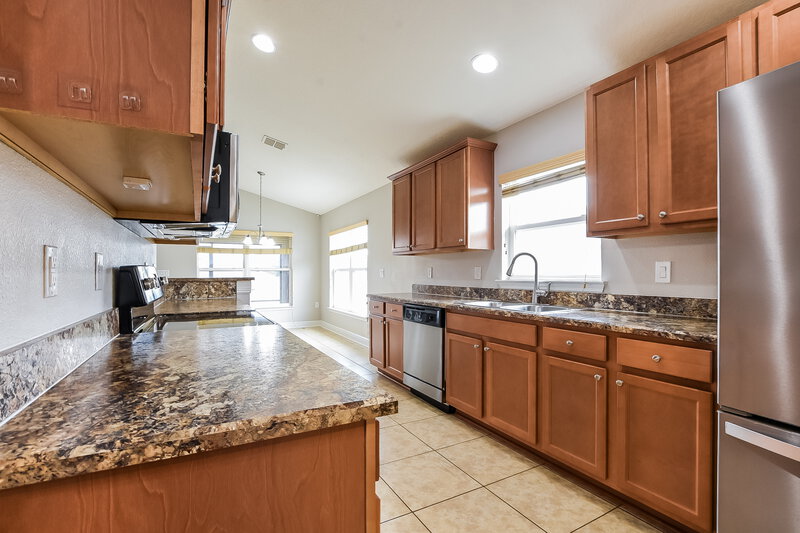 2,220/Mo, 905 Chestnut Dr Fruitland Park, FL 34731 Kitchen View