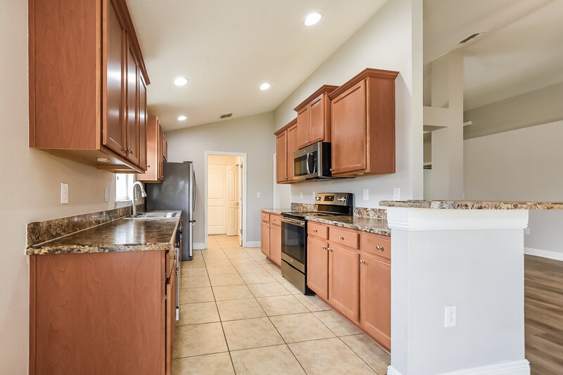 2,220/Mo, 905 Chestnut Dr Fruitland Park, FL 34731 Kitchen View 2