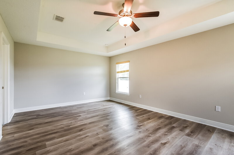 2,220/Mo, 905 Chestnut Dr Fruitland Park, FL 34731 Main Bedroom View