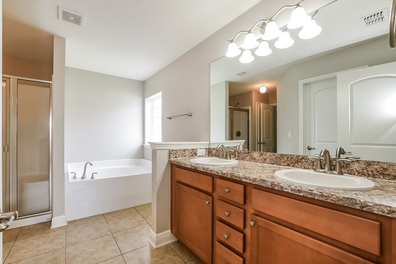 2,220/Mo, 905 Chestnut Dr Fruitland Park, FL 34731 Main Bathroom View