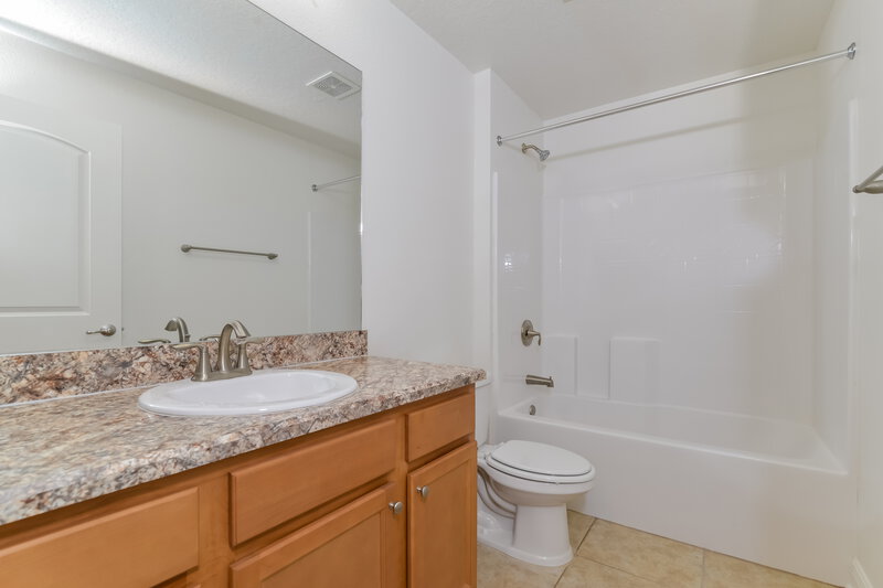 3,050/Mo, 905 Chestnut Dr Fruitland Park, FL 34731 Bathroom View