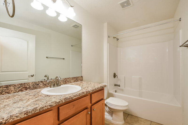 2,220/Mo, 905 Chestnut Dr Fruitland Park, FL 34731 Bathroom View