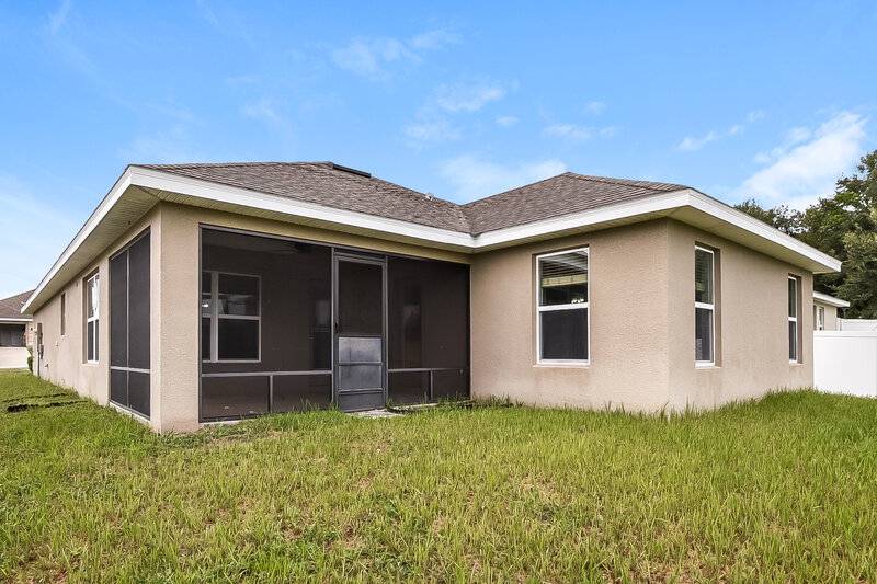 2,220/Mo, 905 Chestnut Dr Fruitland Park, FL 34731 Rear View