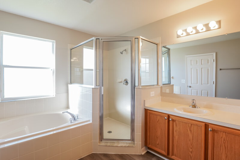1,985/Mo, 717 Martin Ln Kissimmee, FL 34759 Main Bathroom View