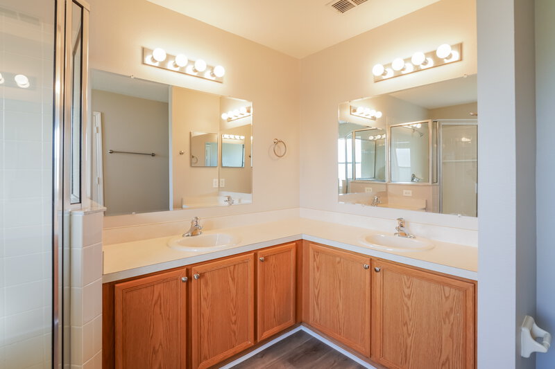 1,985/Mo, 717 Martin Ln Kissimmee, FL 34759 Main Bathroom View 2