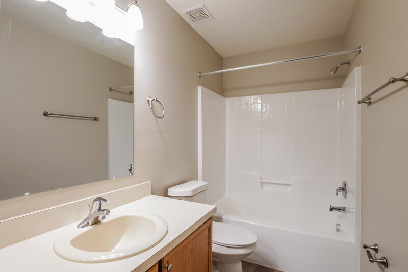 1,985/Mo, 717 Martin Ln Kissimmee, FL 34759 Bathroom View 2