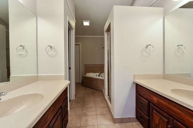 1,980/Mo, 3539 Sailfish Ave Fruitland Park, FL 34731 Main Bathroom View