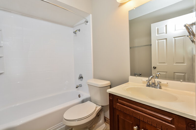 1,980/Mo, 3539 Sailfish Ave Fruitland Park, FL 34731 Bathroom View