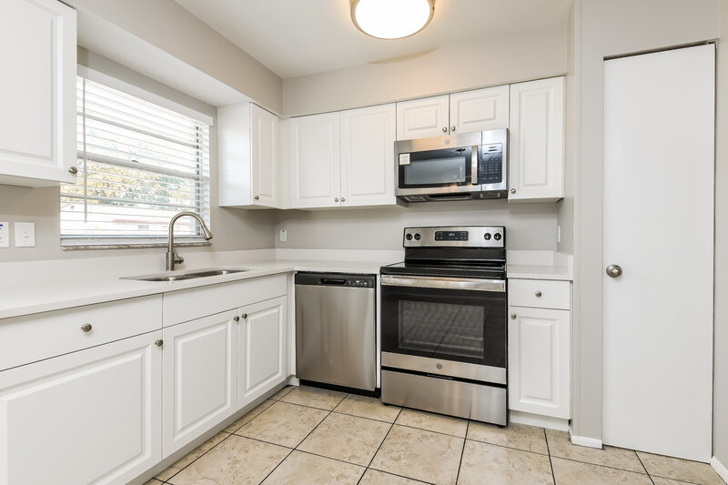 2,230/Mo, 214 Florida Pkwy Kissimmee, FL 34743 Kitchen View 2