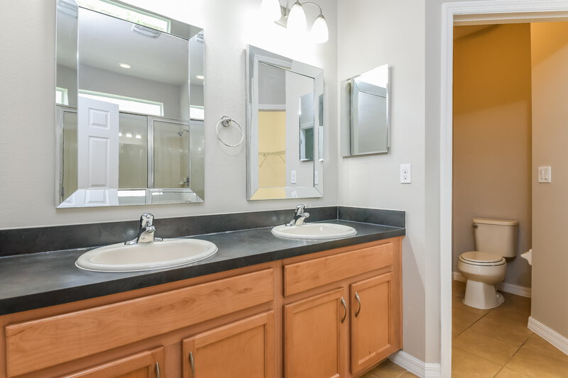 2,260/Mo, 636 Star Magnolia Dr Kissimmee, FL 34744 Main Bathroom View