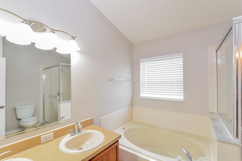2,180/Mo, 3813 Shawn Cir Orlando, FL 32826 Main Bathroom View