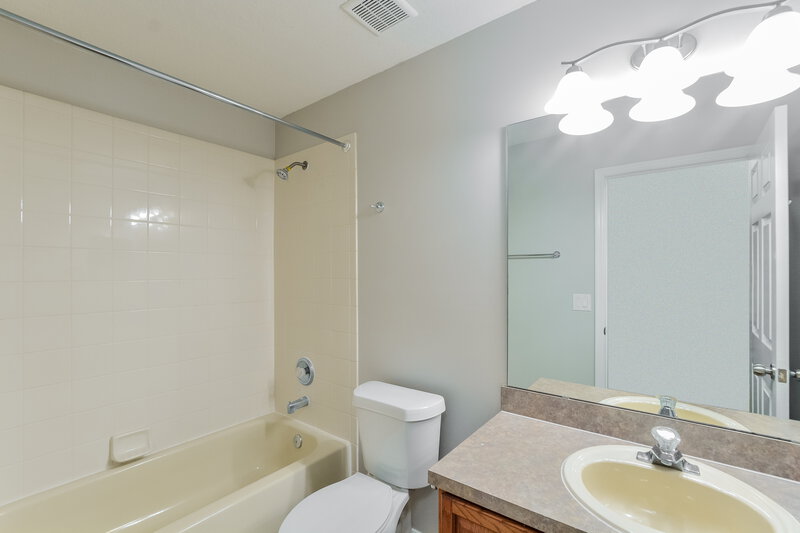 2,180/Mo, 3813 Shawn Cir Orlando, FL 32826 Bathroom View