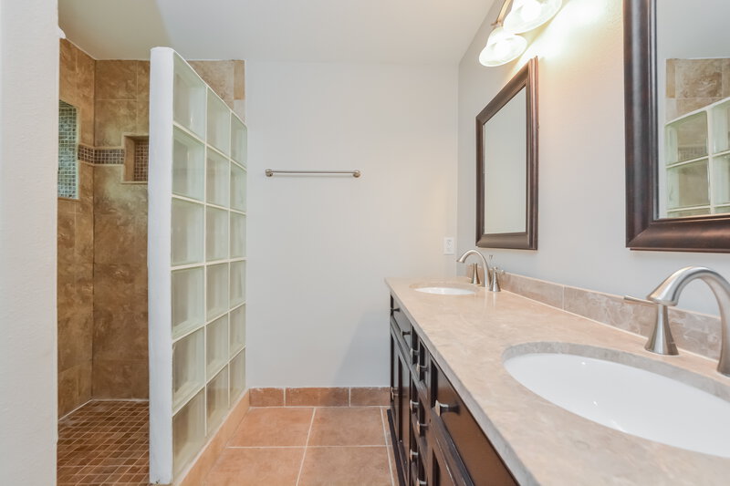 2,430/Mo, 2701 Bolton Bnd Orlando, FL 32817 Main Bathroom View