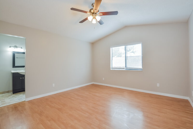 2,350/Mo, 410 Red Coat Ln Orlando, FL 32825 Main Bedroom View