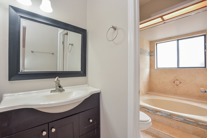 2,350/Mo, 410 Red Coat Ln Orlando, FL 32825 Main Bathroom View