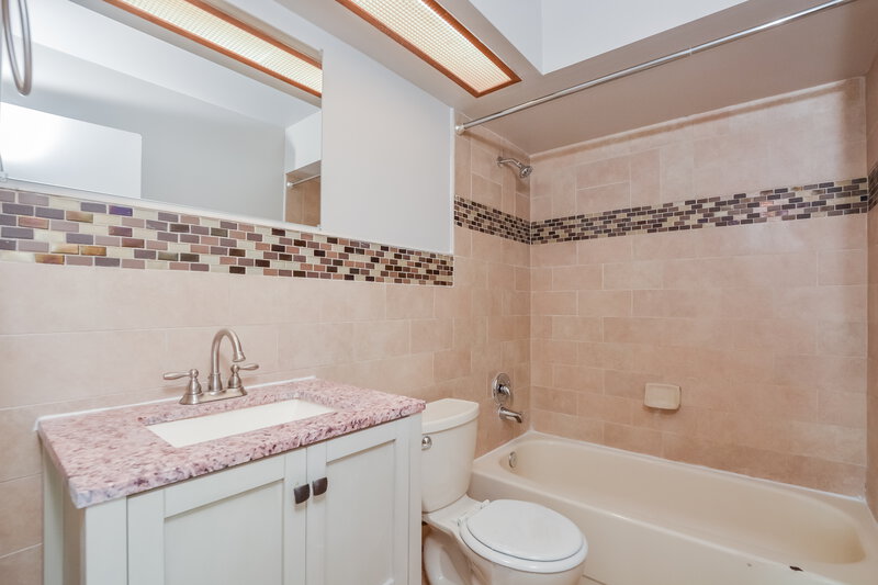 2,350/Mo, 410 Red Coat Ln Orlando, FL 32825 Bathroom View