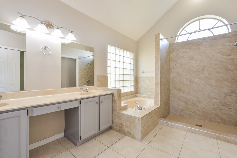 2,440/Mo, 12638 Beltingle Ct Orlando, FL 32837 Main Bathroom View