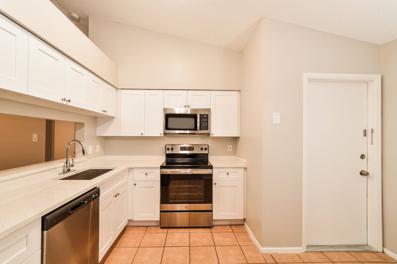 2,240/Mo, 119 Alder Ct Sanford, FL 32773 Kitchen View