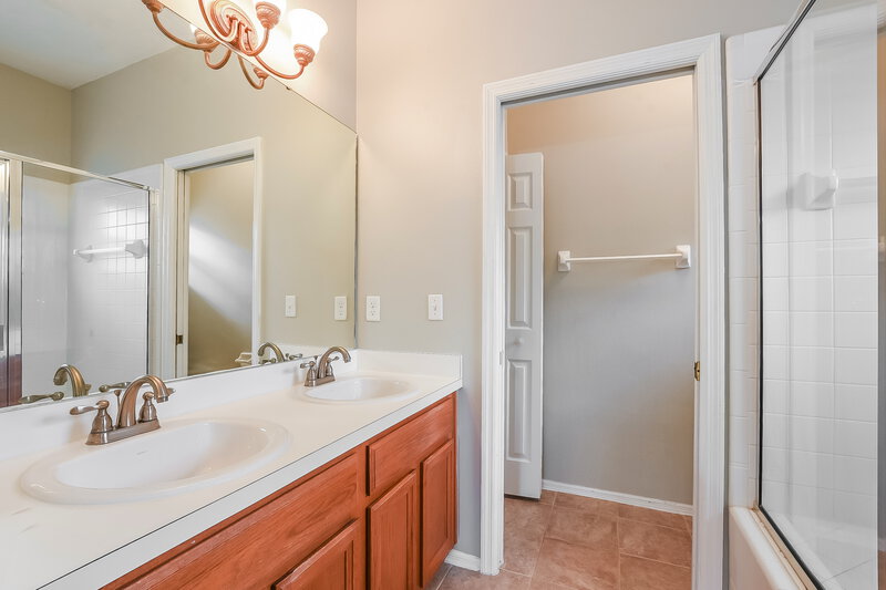 2,470/Mo, 1760 Sparkling Water Cir Ocoee, FL 34761 Main Bathroom View