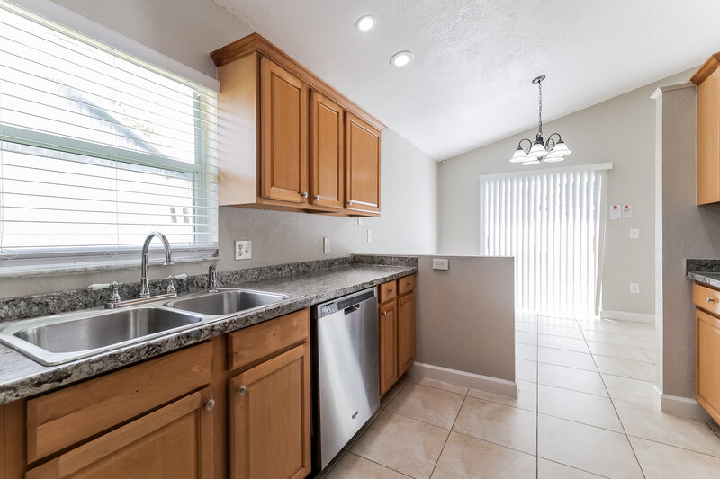 2,320/Mo, 2120 Cuxham Ct Orlando, FL 32837 Kitchen View