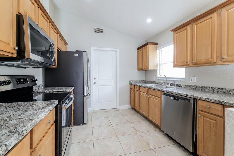 2,320/Mo, 2120 Cuxham Ct Orlando, FL 32837 Kitchen View 2