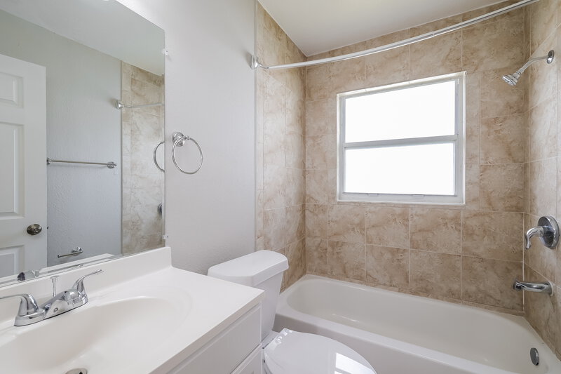 2,320/Mo, 2120 Cuxham Ct Orlando, FL 32837 Bathroom View