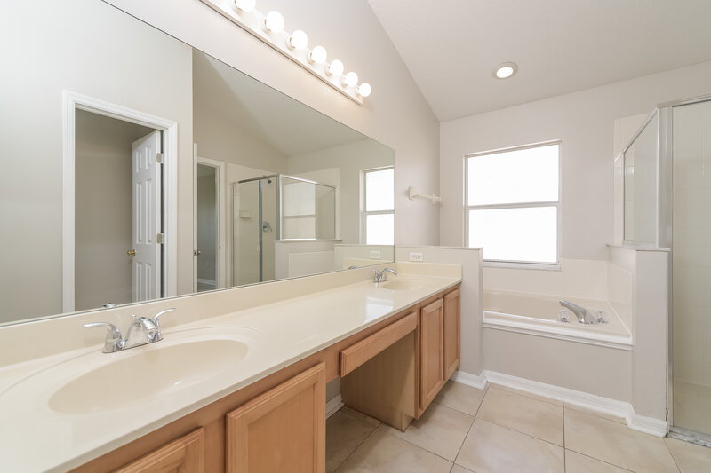 2,045/Mo, 133 Thornbury Dr Kissimmee, FL 34744 Main Bathroom View