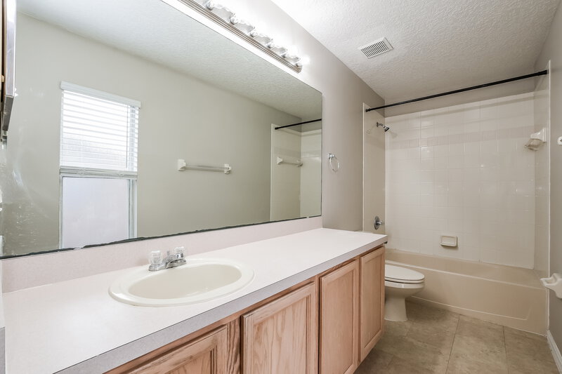 2,440/Mo, 13210 Moss Hollow Ct Orlando, FL 32828 Main Bathroom View