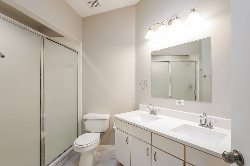 2,275/Mo, 13318 Greenpointe Dr Orlando, FL 32824 Main Bathroom View