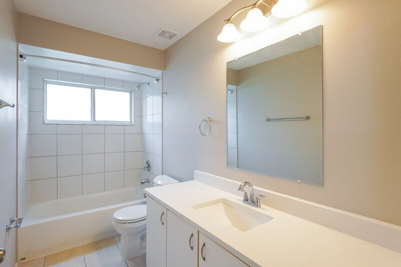 2,275/Mo, 13318 Greenpointe Dr Orlando, FL 32824 Bathroom View