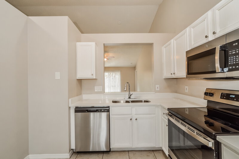 2,445/Mo, 3229 New Mexico Ct Orlando, FL 32826 Kitchen View 2