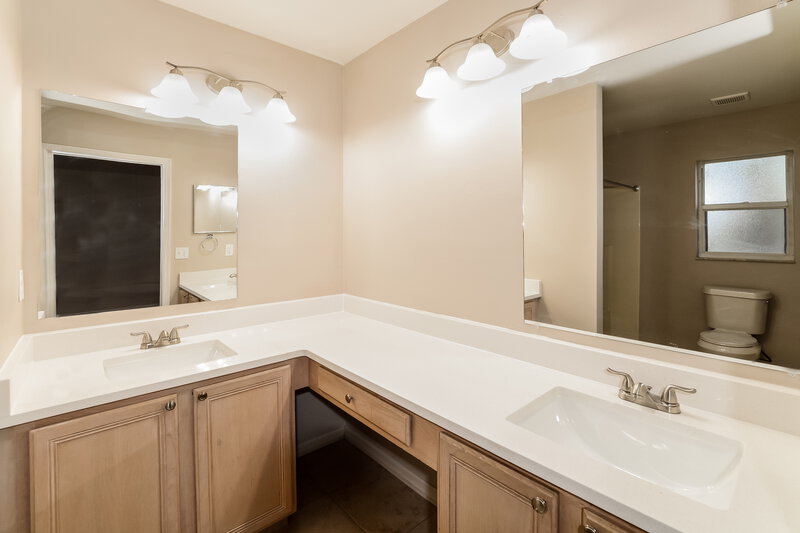 3,570/Mo, 3229 New Mexico Ct Orlando, FL 32826 Main Bathroom View